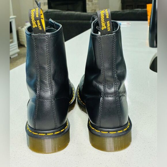 Dr. Martens Black Smooth Leather 8 Eye Lace-Up Boots Women’s 10 US Like New - Picture 4 of 9